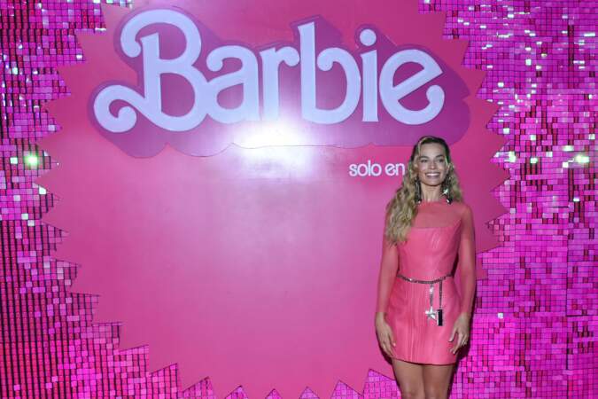 Au Mexique, Margot Robbie la tenue de la Barbie "Earring Magic" de 1992.