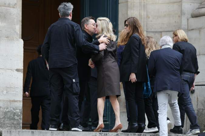 Catherine Deneuve saluant les proches de Jane Birkin à l'entrée de l'église
