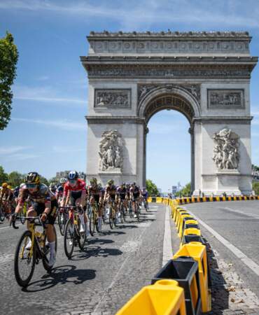 le Tour de France féminin a débuté le même jour sur les chapeaux de roue.