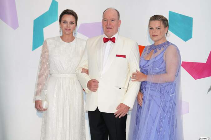 La princesse Charlène de Monaco avec le prince Albert et Camille Gottlieb au Bal de la Croix-Rouge 2023