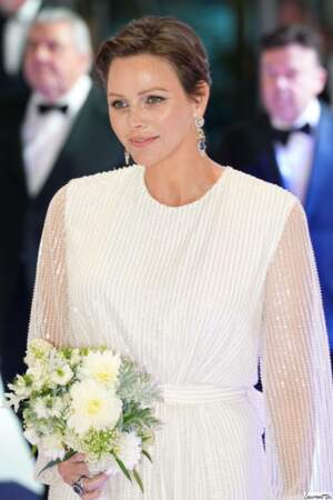 La princesse Charlène avait une allure de mariée avec sa robe blanche et son bouquet