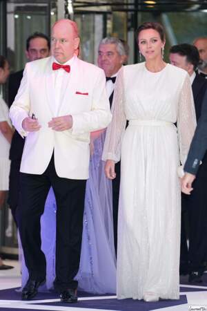 La princesse Charlène avait choisi une robe blanche assortie à la veste de son mari