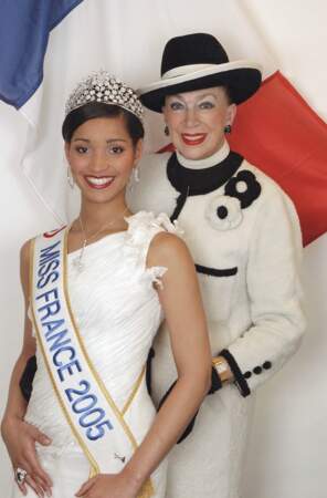 Miss France 2005, Cindy Fabre, aux côtés de Geneviève de Fontenay