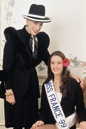 Miss France 1999, Mareva Galanter pose avec Geneviève de Fontenay