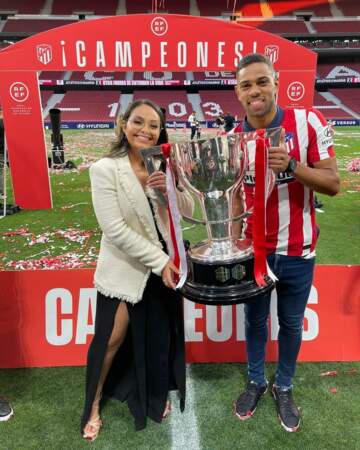En mai 2021, l'Atlético Madrid est sacré champion d'Espagne. Rafaela Lima est aux côtés de Renan Lodi pour fêter ce titre.