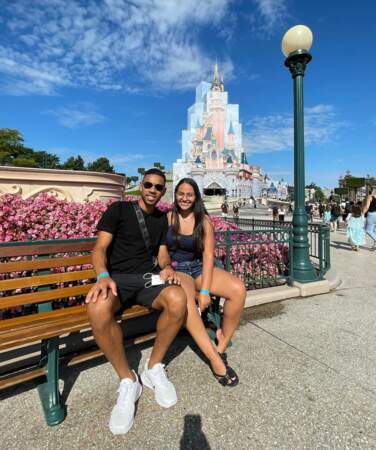 Le couple en profite pour se rendre à Disneyland Paris.