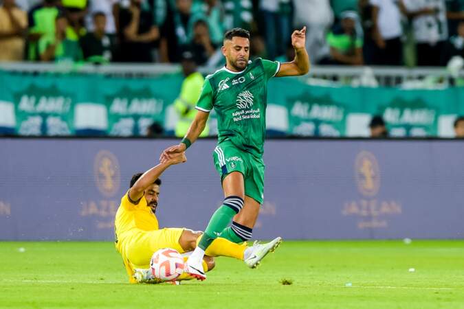 Star de la sélection algérienne et de Manchester City, Riyad Mahrez fait lui aussi désormais de la ligue saoudiennes. Il évolue sous les couleurs d'Al-Ahli.