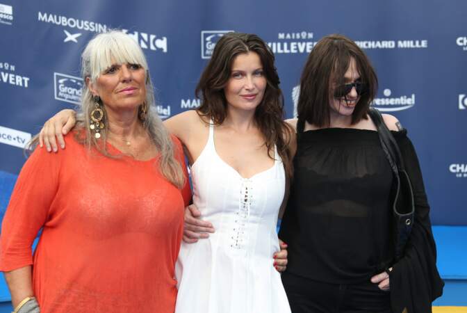 Les actrices Brigitte Sy, Laetitia Casta et Béatrice Dalle réunies devant les photographes. 
