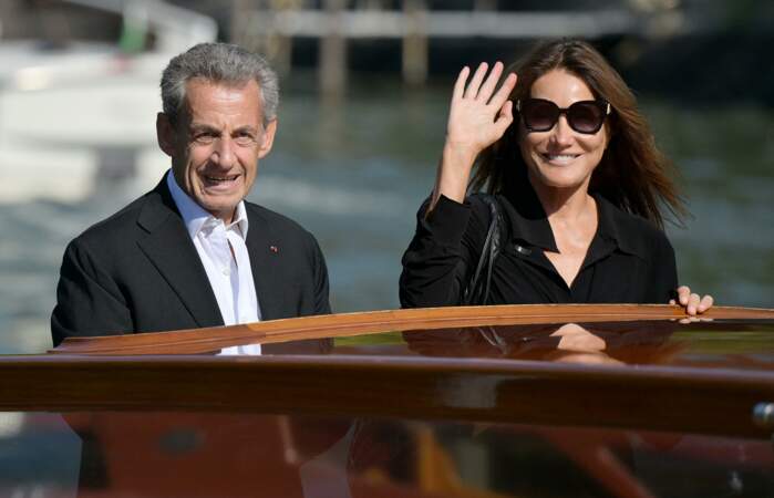 Carla Bruni et son époux, l'ex-président de la République Nicolas Sarkozy, arrivent en bateau au festival du cinéma de Venise, la Mostra, le 2 septembre 2023. 