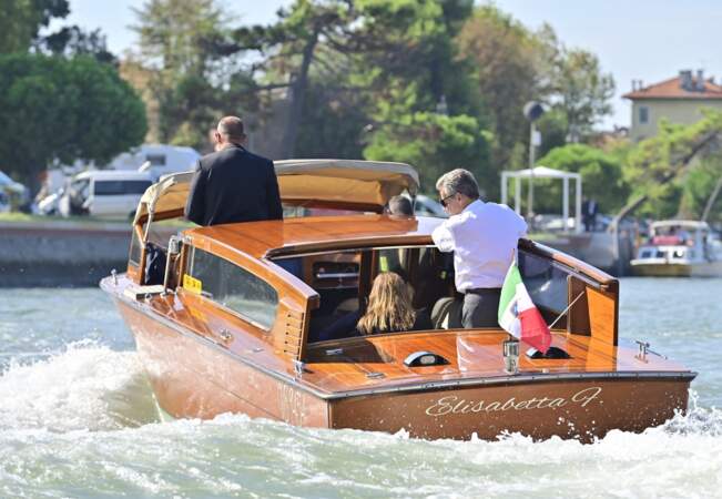 Comme de nombreux autres invités du festival, l'ancien couple présidentiel s'est déplacé en bateau-taxi. 