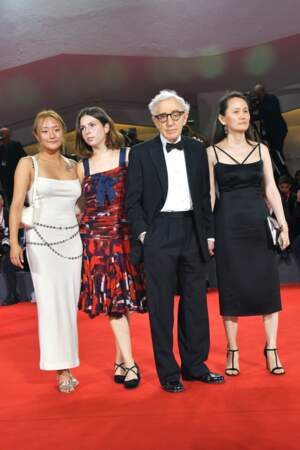 Woody Allen entouré de sa femme et de ses deux filles adoptives