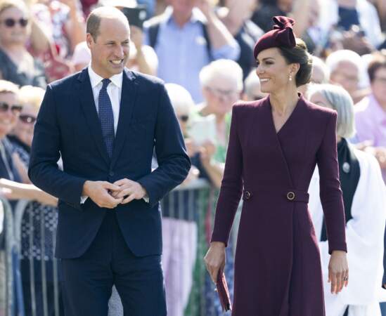 A leur sortie de la cathédrale, le prince et la princesse de Galles ont été saluer la foule.