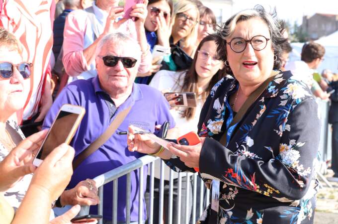 Catherine Benguigui prend la pose pour les fans de "Demain Nous Appartient" lors de la 25ème édition du Festival de la fiction de la Rochelle
