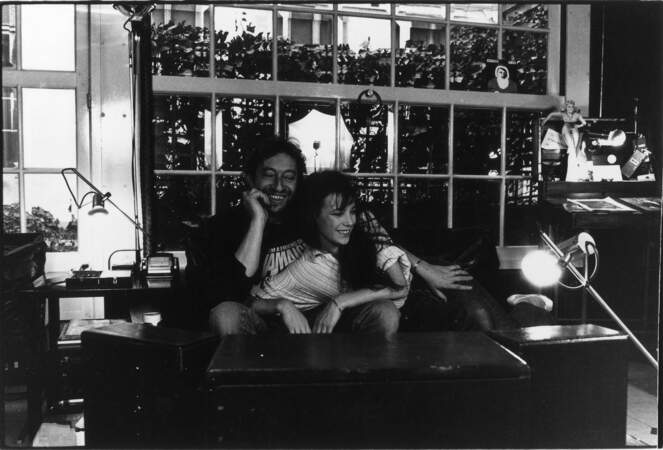 Portrait de Jane Birkin et Serge Gainsbourg dans leur hôtel particulier, 5 bis rue de Verneuil, en 1979.