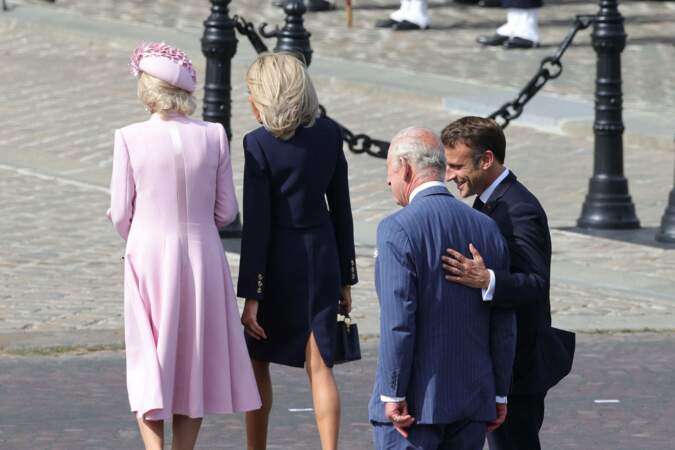 Pendant la cérémonie, le roi Charles III était aux côtés du président de la République et leurs compagnes ont passé un délicat moment ensemble