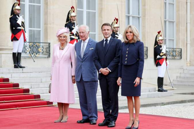 Emmanuel Macron et sa femme Brigitte ont ensuite reçu le couple royal au palais de l'Élysée