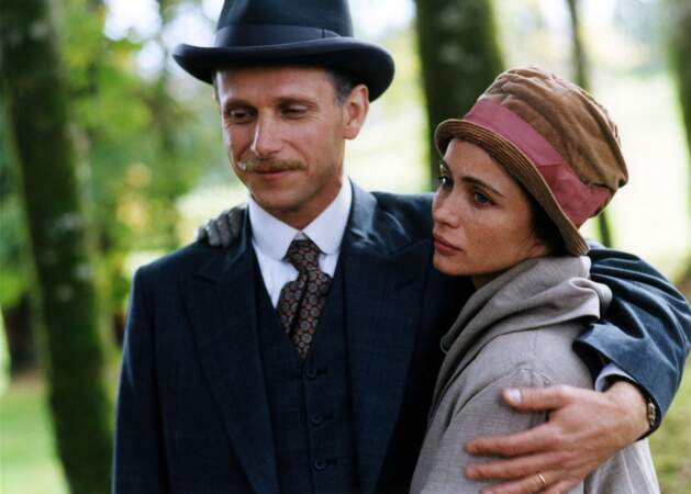 En 2000, Olivier Assayas lui propose le rôle de Pauline aux côtés de Charles Berling dans Les destinées sentimentales.