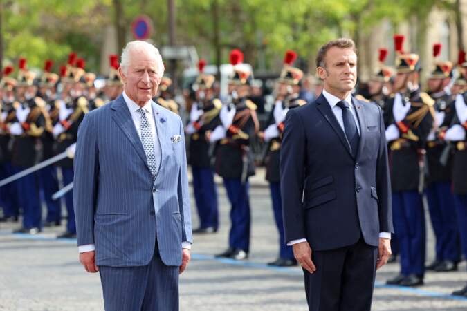 Ils ont alors assisté à la cérémonie du ravivage de la Flamme à l'Arc de Triomphe en présence d'Emmanuel Macron et de la Première dame