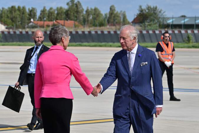 Ils ont été accueillis par la Première ministre Elisabeth Borne qui portait comme Camilla Parker Bowles une veste rose