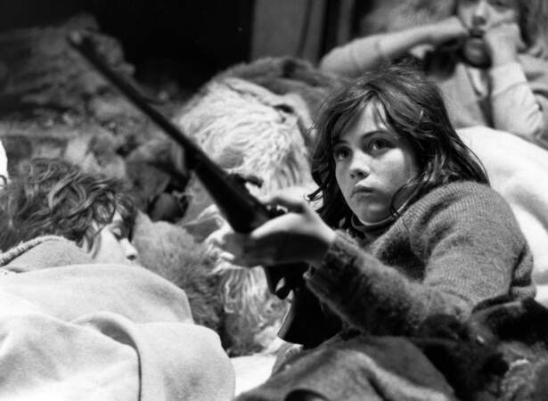 Emmanuelle Béart fait sa première apparition à l'écran dans le film de science-fiction Demain les mômes de Jean Pourtalé en 1975. Elle a 12 ans.