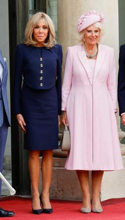 Elles étaient très élégantes, Brigitte Macron en tailleur noir et Camilla Parker Bowles avec sa robe rose