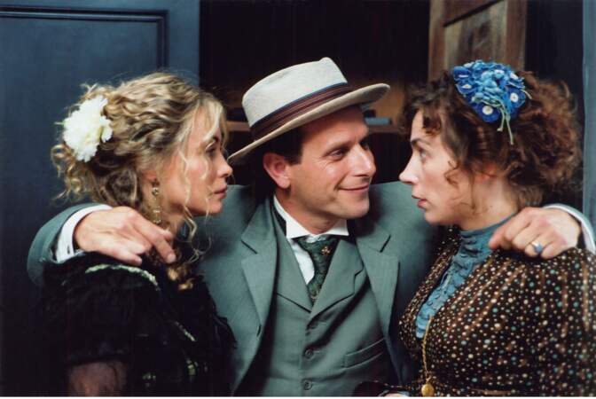 Dans cette adaptation de la pièce de Feydeau, Un fil à la patte, Emmanuelle Béart a pour partenaire Charles Berling et Julie Depardieu, entre autres.