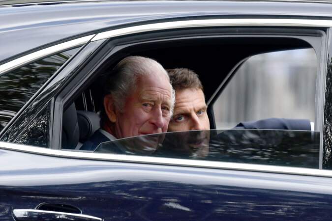 Le roi Charles III a ainsi descendu les Champs-Elysées dans la même voiture qu'Emmanuel Macron