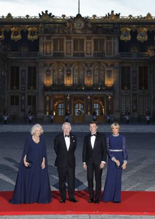 Le couple royal en compagnie du président Emmanuel Macron et de sa femme Brigitte Macron sur le tapis rouge