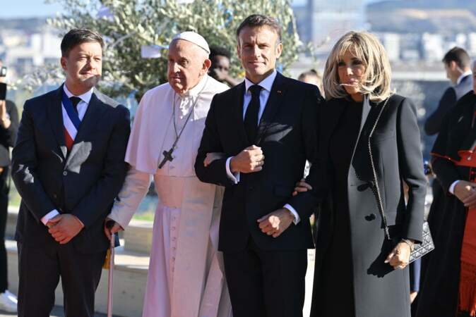Le pape François accueilli par Emmanuel Macron et sa femme Brigitte au palais du Pharo à Marseille, à l'occasion de la visite officielle de Sa Sainteté en France