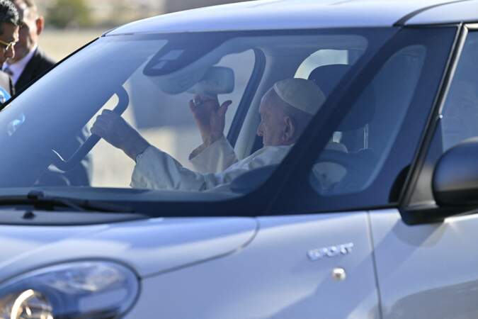 Le pape François arrive en voiture au palais du Pharo à Marseille