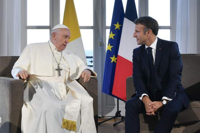 Le pape François en pleine discussion avec le président Emmanuel Macron 
