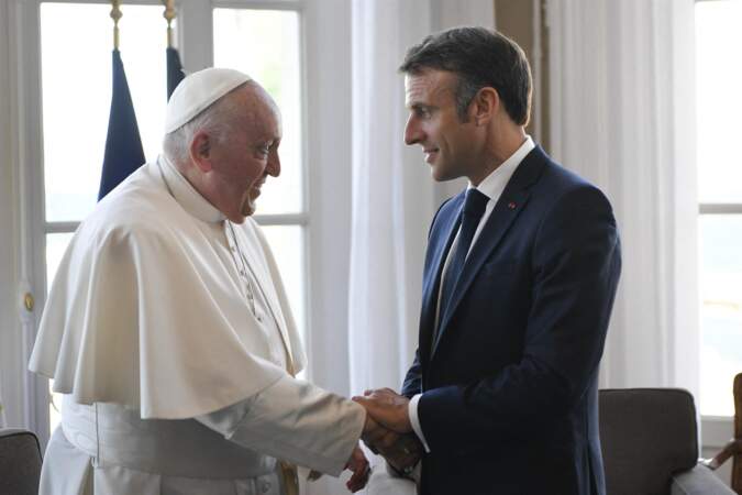 Dernière poignée de mains entre Emmanuel Macron et le pape François