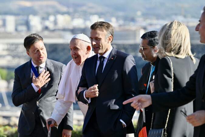 Le pape François tout sourire aux côtés du président Emmanuel Macron 