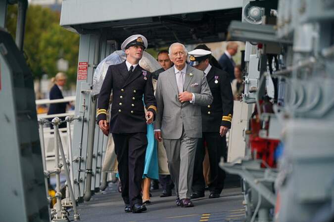 Charles III et Camilla Parker Bowles à bord de la frégate de la Royal Navy, "Iron Duke" à Bordeaux