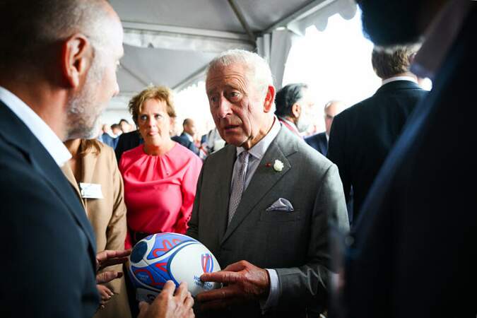 Le roi Charles III en pleine discussion sur le rugby dont la coupe du monde se déroule en France