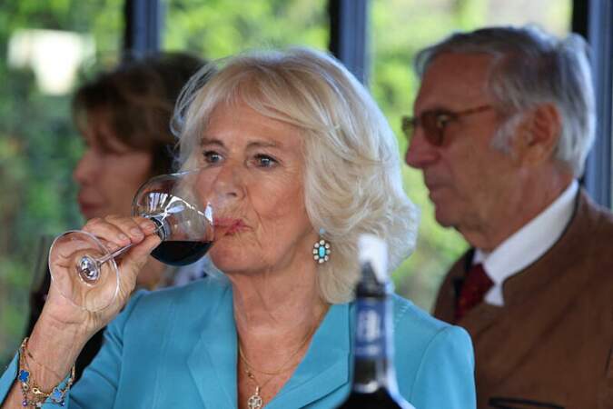Camilla Parker Bowles, reine consort d'Angleterre, en pleine dégustation de vin