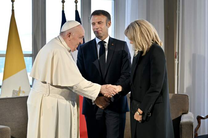 Le pape François avec le président français Emmanuel Macron et sa femme Brigitte à Marseille