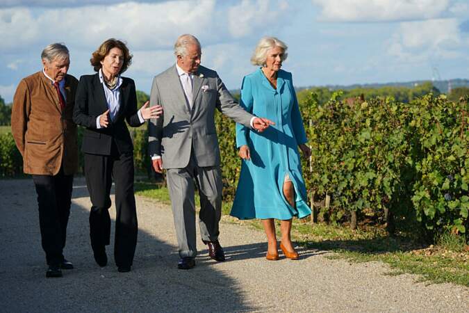 Le roi Charles III d'Angleterre et la reine consort Camilla Parker Bowles en pleine visite du domaine viticole Château Smith Haut Lafitte à Martillac près de Bordeaux