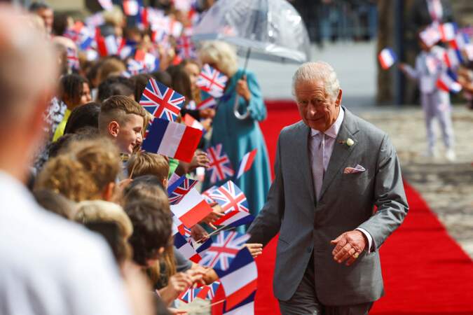 Le roi Charles III d'Angleterre salue la foule présente à Bordeaux ce vendredi 22 septembre