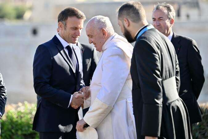 Le pape François accueilli par Emmanuel Macron au palais du Pharo à Marseille