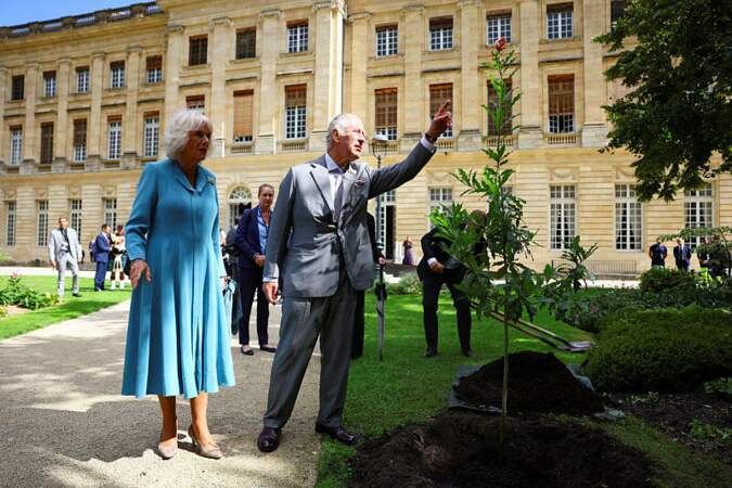 Le roi Charles III fier d'avoir planté cet arbre dans les jardins de l'Hôtel de Ville de Bordeaux