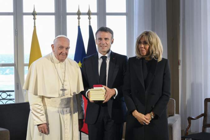 Petite séance photo pour le pape François, Emmanuel Macron et sa femme Brigitte