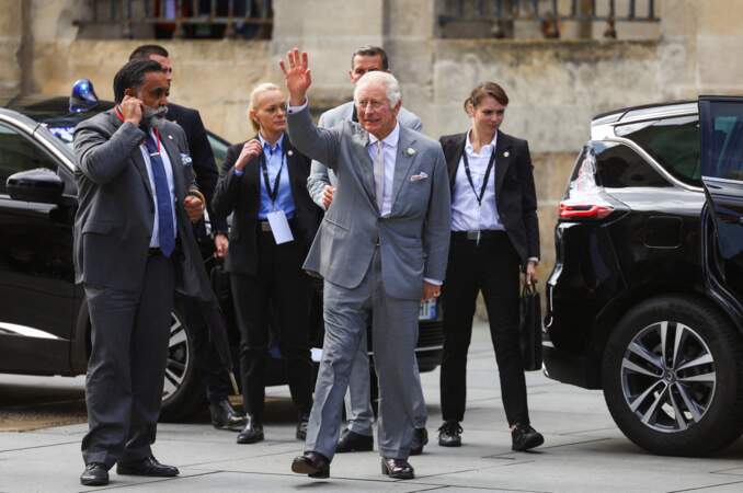 Le roi Charles III d'Angleterre devant l'Hôtel de Ville de Bordeaux
