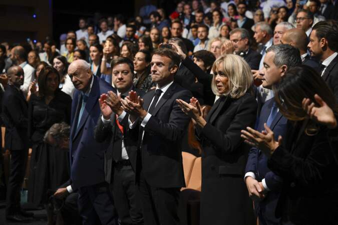 Le président Emmanuel Macron aux côtés de sa femme Brigitte et de Benoît Payan, maire de Marseille