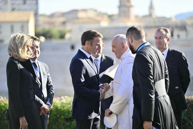 Poignée de mains entre le pape François et Emmanuel Macron