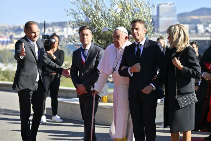 Le pape François arrive au bras d'Emmanuel Macron au palais du Pharo à Marseille