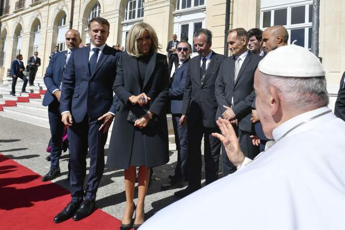 Le pape François salue le président français Emmanuel Macron et sa femme Brigitte 