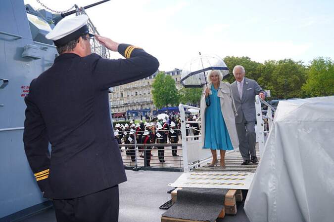 Le roi Charles III d'Angleterre et Camilla Parker Bowles, reine consort d'Angleterre, accueillis à bord de la frégate de la Royal Navy, "Iron Duke" à Bordeaux ce vendredi 22 septembre