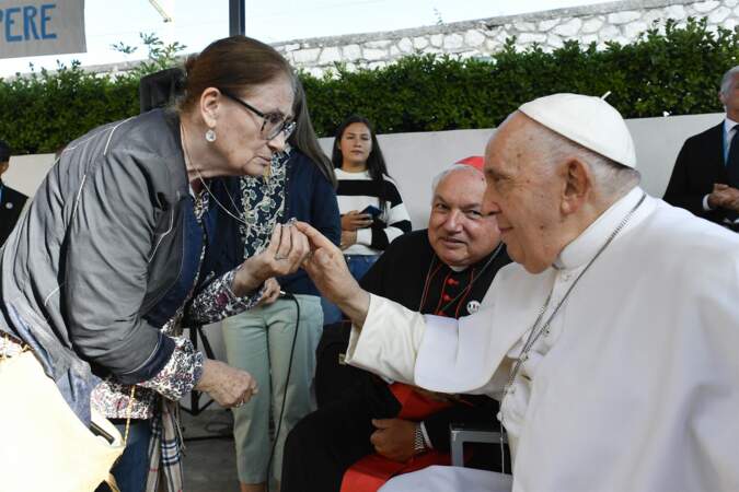 Le pape François rencontre des membres d'un centre tenu par les Missionnaires de la Charité 