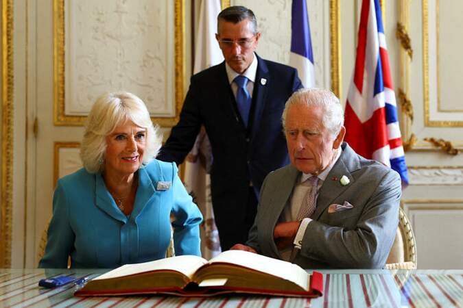 Le roi Charles III d'Angleterre et Camilla Parker Bowles, reine consort d'Angleterre, accueillis par le maire de la ville, Pierre Hurmic